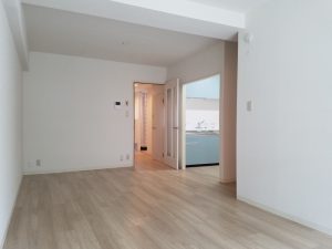 １２帖大のリビングダイニング。床・壁天井・建具リフォーム済み