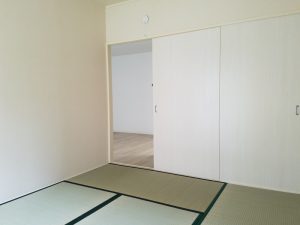 南側の明るい６帖の和室。１間の押入れ付き。畳交換・クロス貼済み