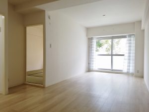 南側に面する明るいリビング