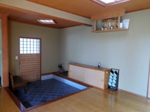 広々とした玄関ホール。建物にふさわしい空間です。