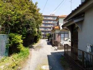 通路部分。車も十分に敷地内に入れます
