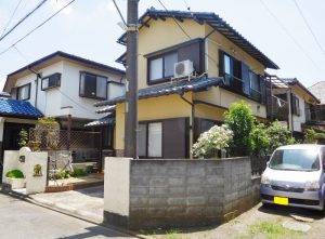 停車している車の部分が隣地通路です