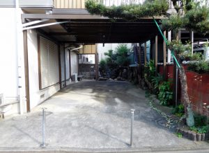 バルコニーの下が駐車場です。敷地内駐車場２台分あり。