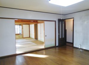 １２．５帖のＬＤＫ。ＬＤＫの横には２間続きの６帖の和室があります。