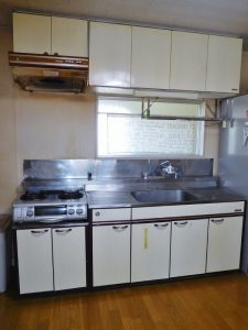 窓がついた明るいキッチンです