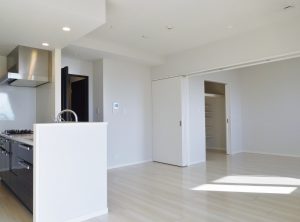 12.4帖のリビングダイニング。横の洋室をつなげると約19帖の空間になります