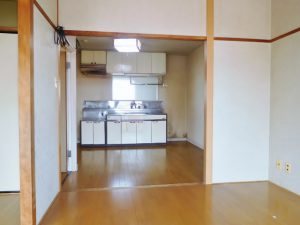 ダイニングキッチン前の洋室６帖をつなげると１３．５帖の空間になります