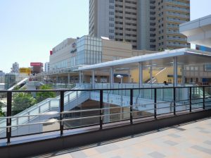 駅から続くペデストリアンデッキで駅直結だから雨の日も安心です。