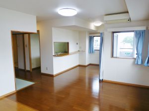 ＬＤＫはゆとりの１８帖大。窓が多いからとても明るい空間です。