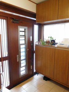 玄関ドアはタッチ式で大変便利です。下駄箱も新設しています。