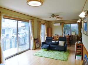 ２４帖大のゆとりのＬＤＫ。壁には珪藻土を使用しています。