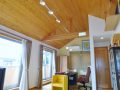 洋室１２．５帖・勾配天井でゆとりの空間を演出。２部屋に仕切ることも可能です。