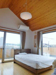 洋室８帖・こちらも勾配天井です。２面のバルコニーに面しています。
