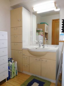 収納付の洗面化粧台。洗面脱衣所もゆったりしています