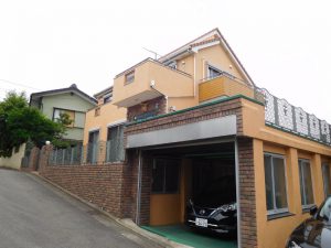 傾斜をいかした設計です。敷地内駐車場２台分あります