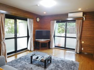 ２面バルコニーの明るいリビング。サッシ交換・クロス貼替済み