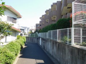 １階住戸ですが、１段上がっているため目線は気になりません