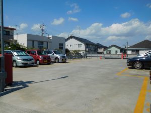 敷地内平置き駐車場空きがございます。月額３，０００円～５，０００円