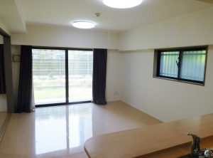 専用庭に面する１１．４帖のリビングダイニング。南側の洋室をつなげると１６帖大の空間になります